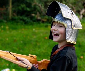 Armborst i oljat altträ med 3 pilar 57 cm-2