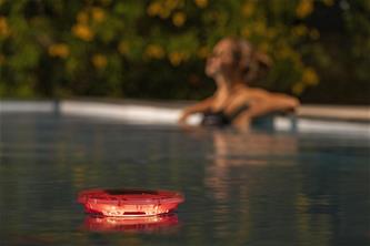 Bestway SolarGlow LED kemikaliedispenser med 4-färgad belysning-3