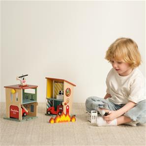 Classic World Träleksak Brandstation med tillbehör-3