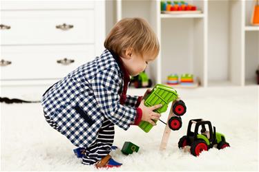 Pintoy Traktor med  vagn Träleksak-11